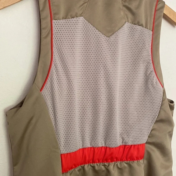 Micheal Jordan dress sz L AIR tan white red snap details great condition! - Picture 7 of 7